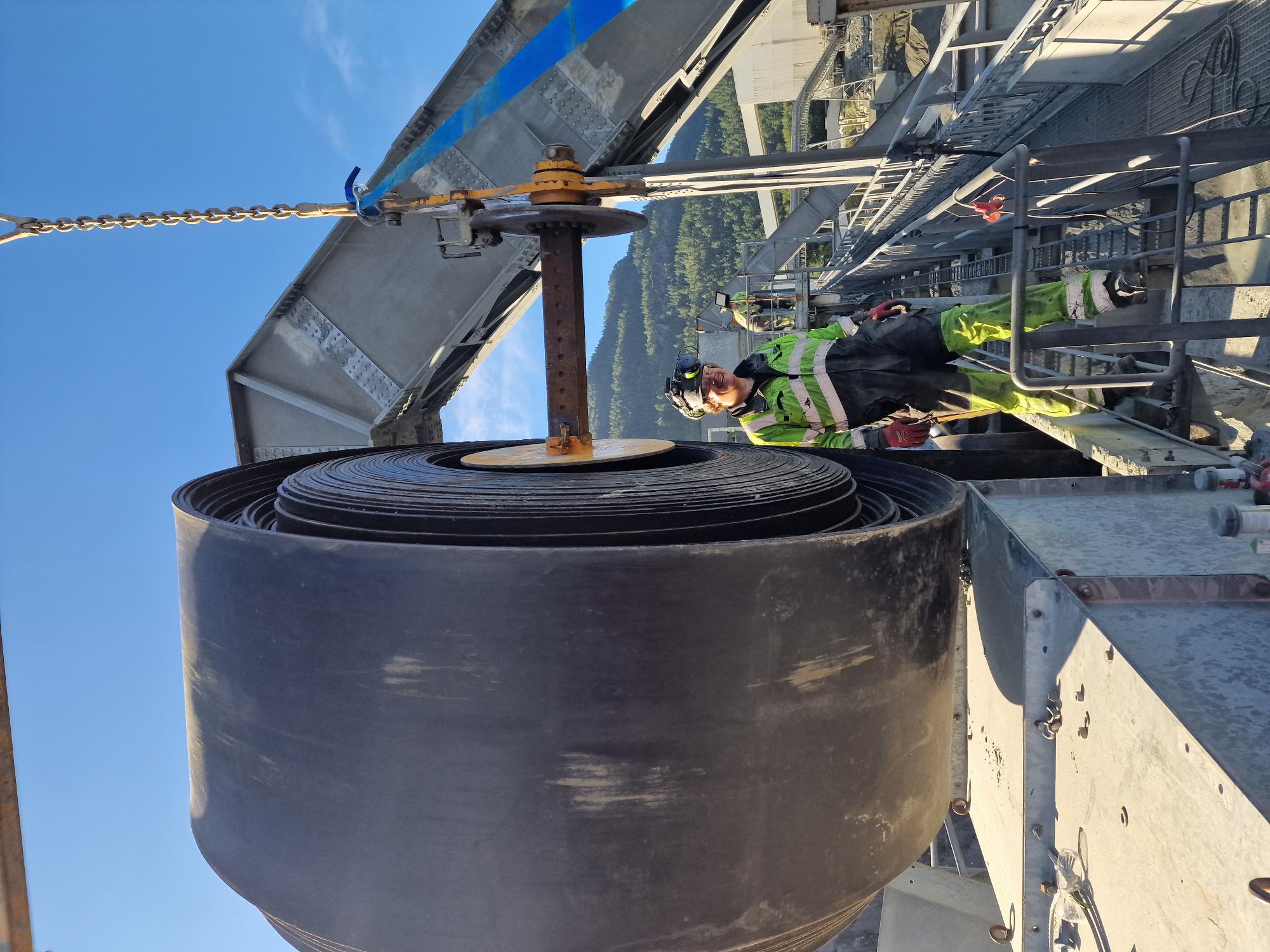 Montør ved transportbånd