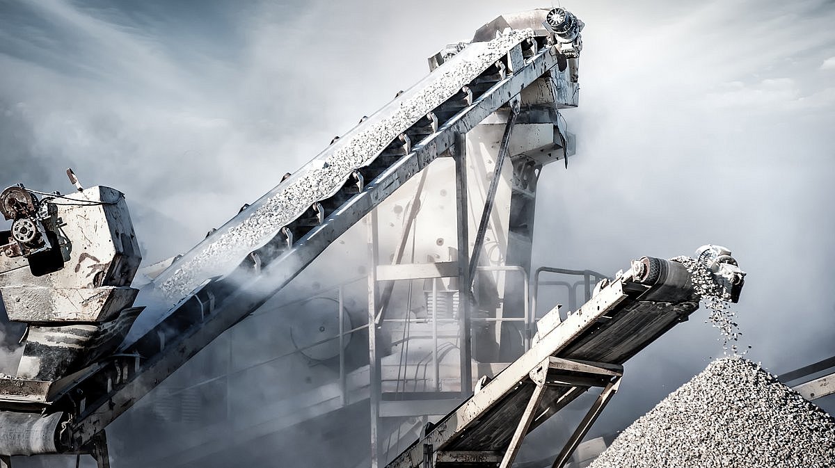 Transportbånd og industrielt anlegg